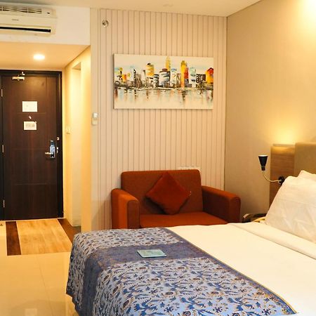 Verse Hotel Cirebon Exteriör bild