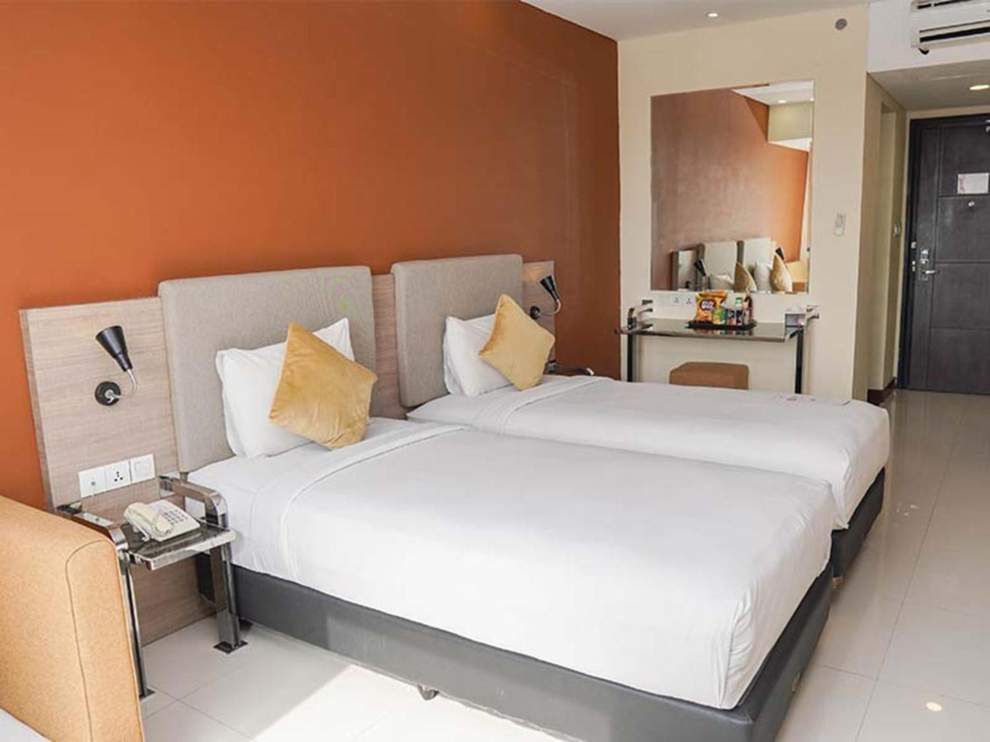 Verse Hotel Cirebon Exteriör bild