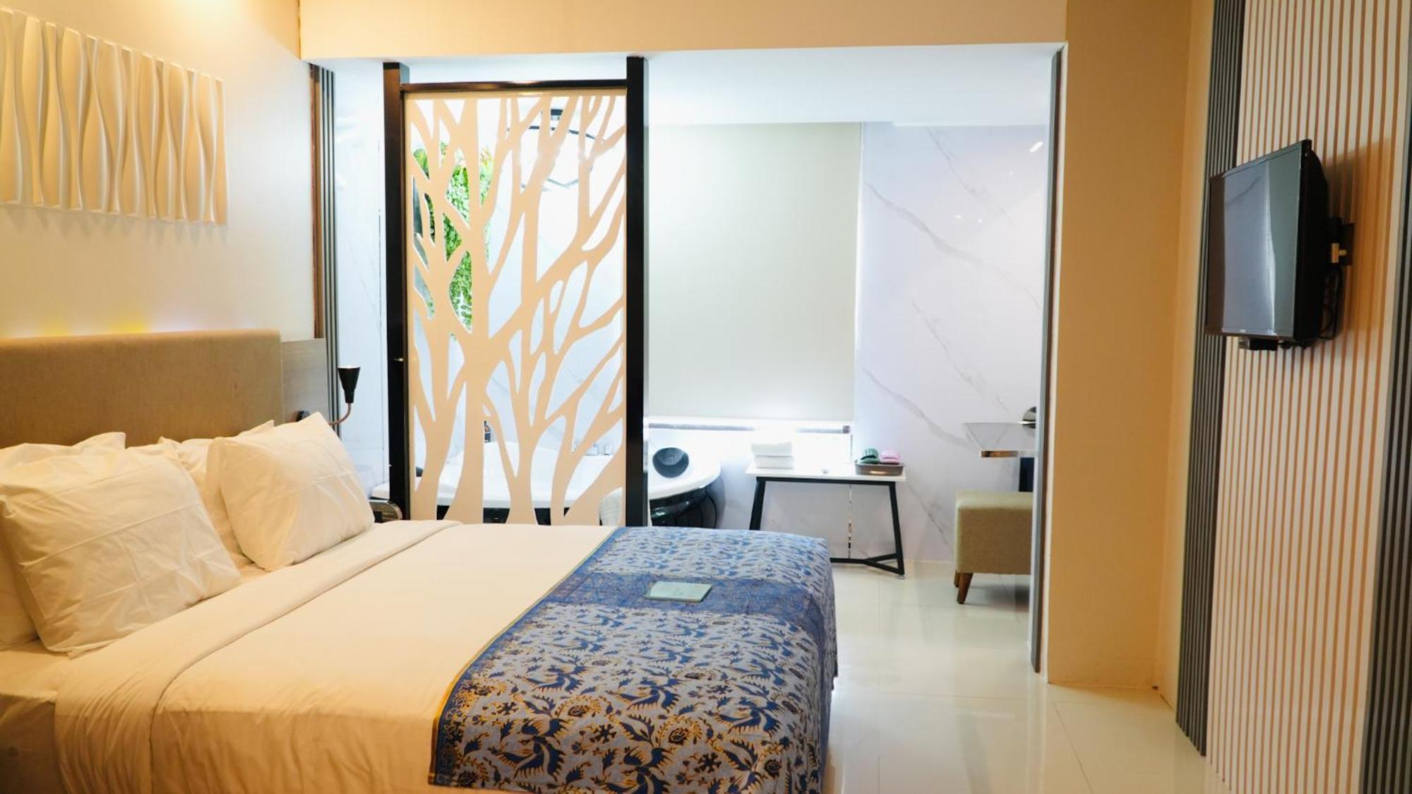 Verse Hotel Cirebon Exteriör bild