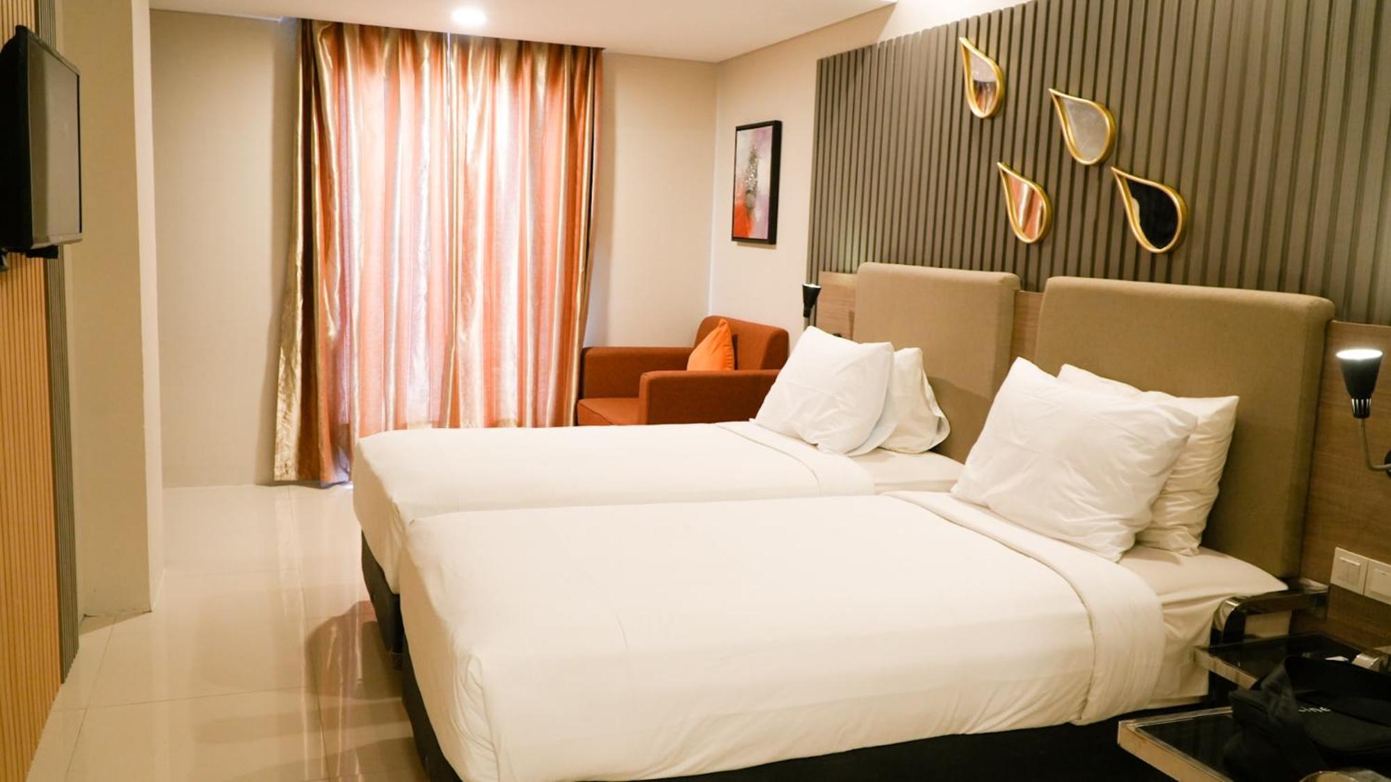 Verse Hotel Cirebon Exteriör bild