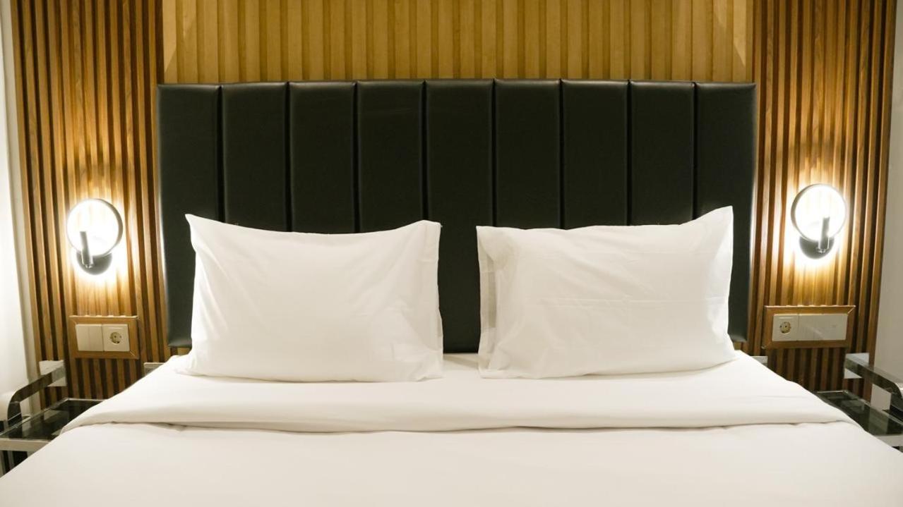 Verse Hotel Cirebon Exteriör bild