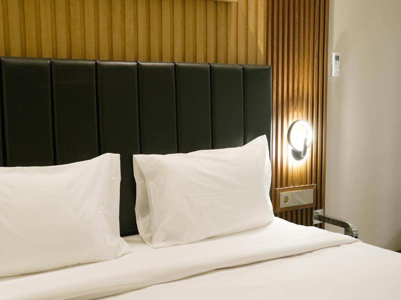 Verse Hotel Cirebon Exteriör bild