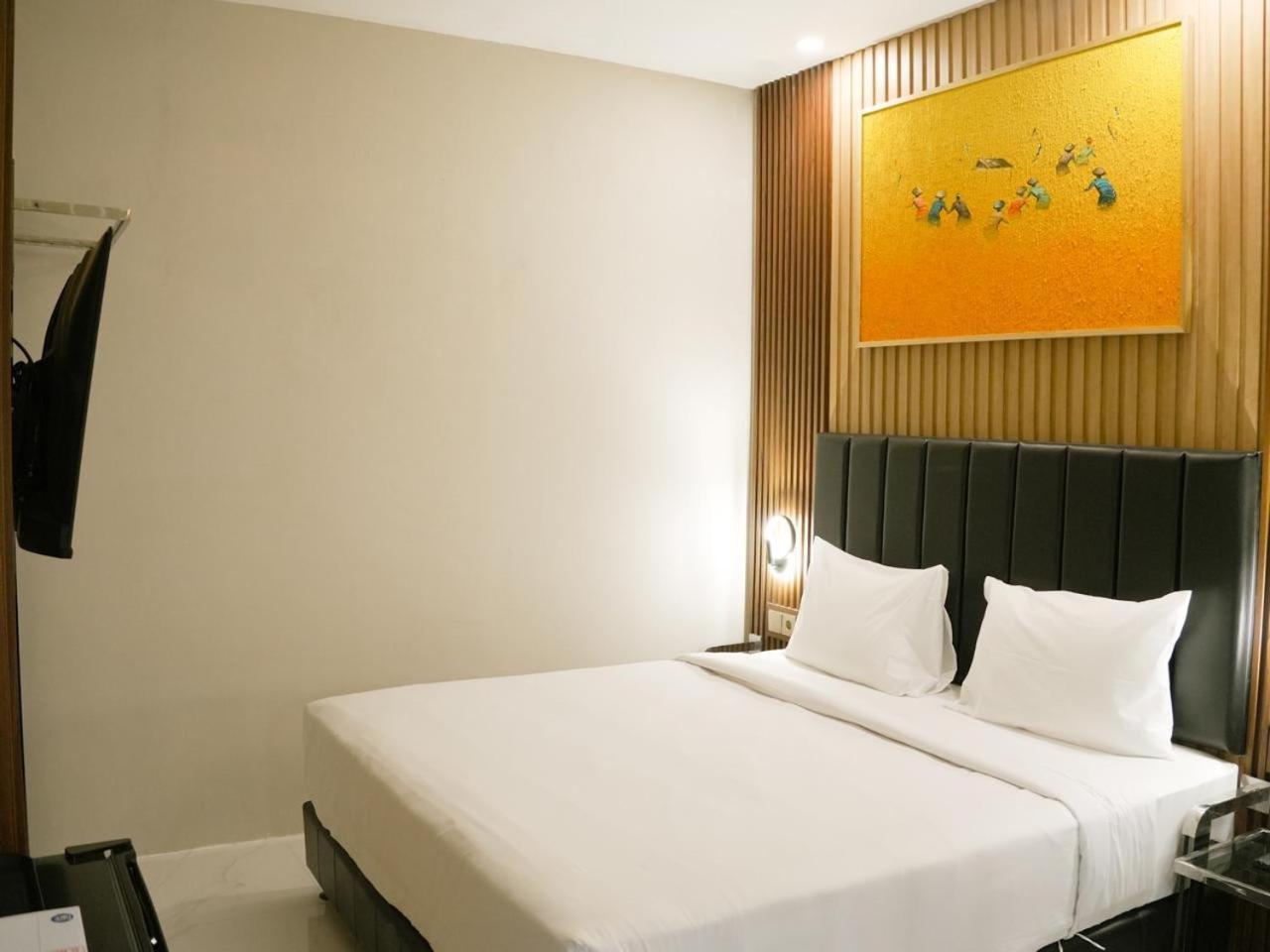 Verse Hotel Cirebon Exteriör bild