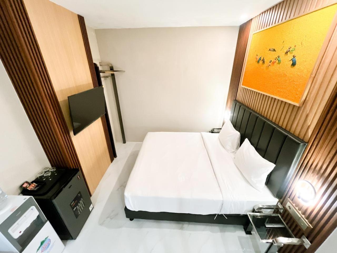 Verse Hotel Cirebon Exteriör bild