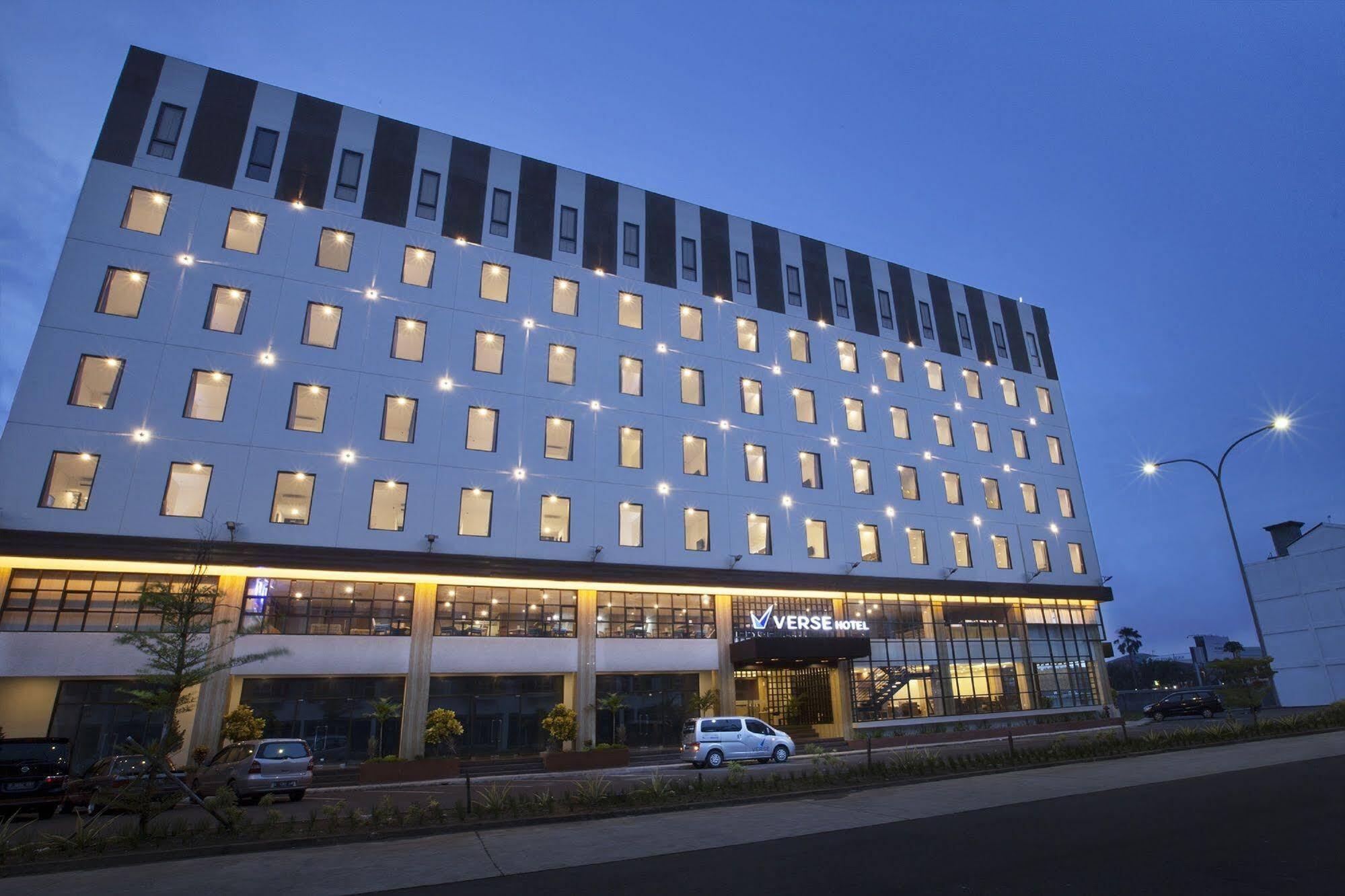 Verse Hotel Cirebon Exteriör bild