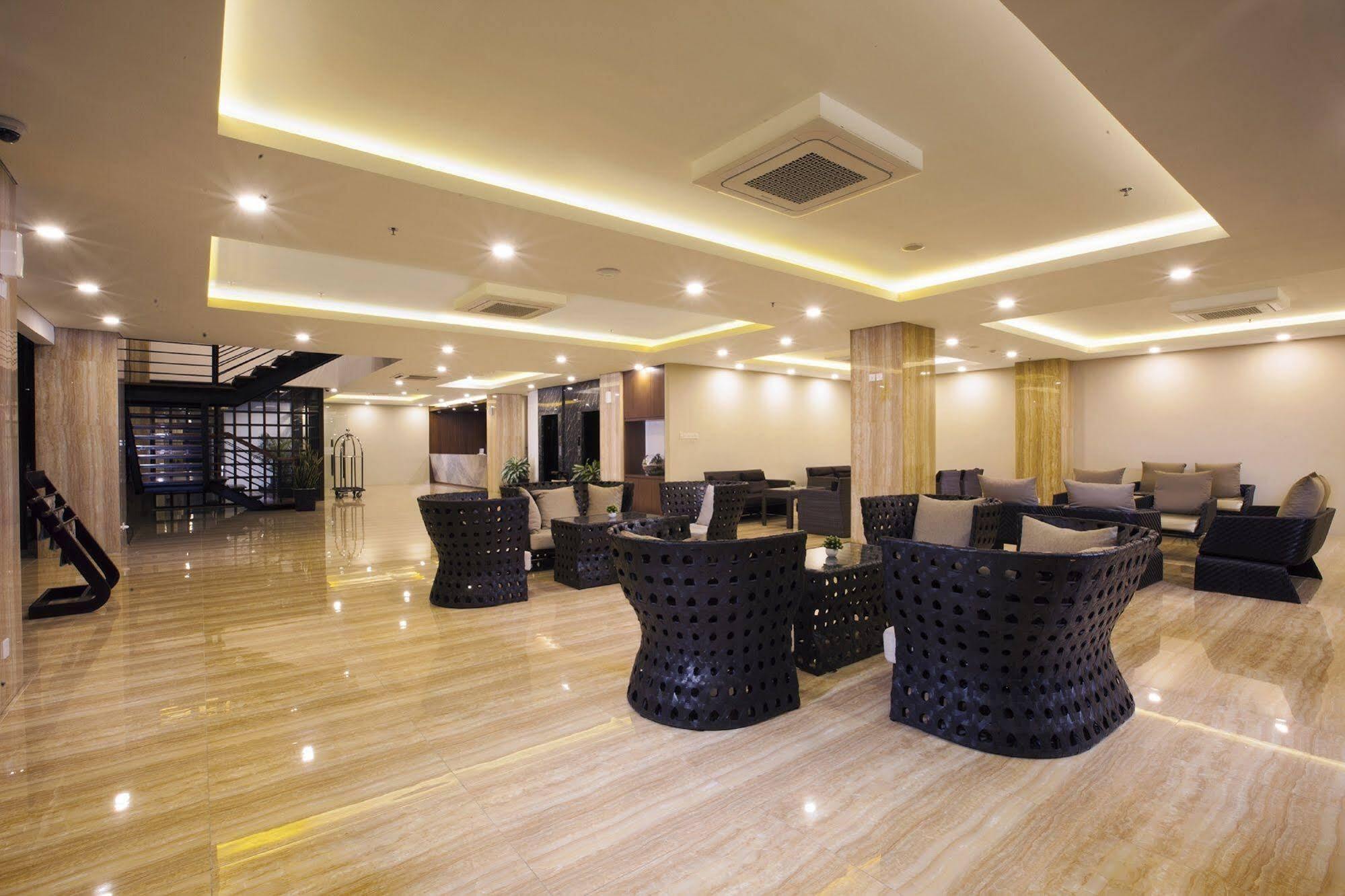 Verse Hotel Cirebon Exteriör bild