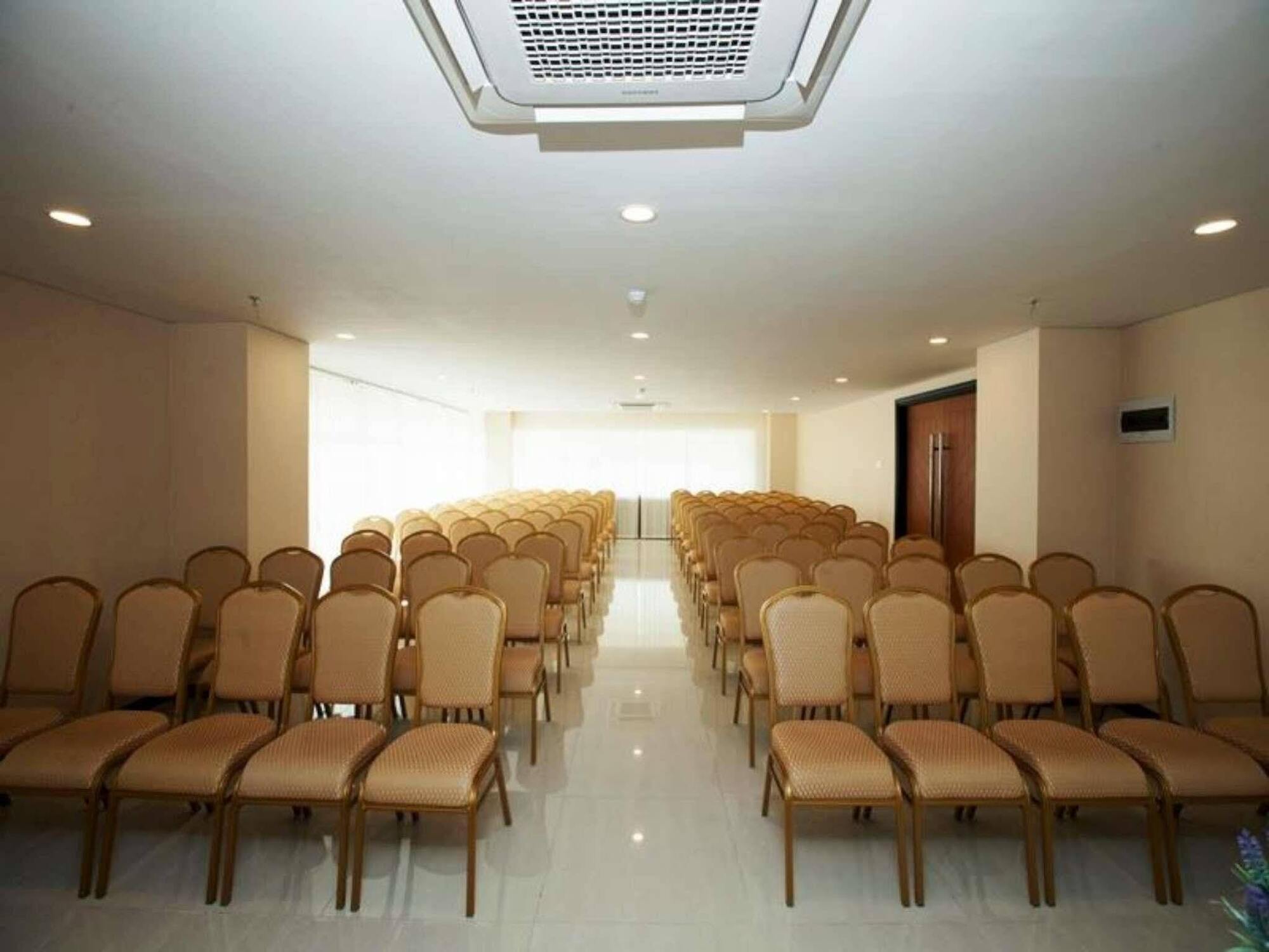 Verse Hotel Cirebon Exteriör bild