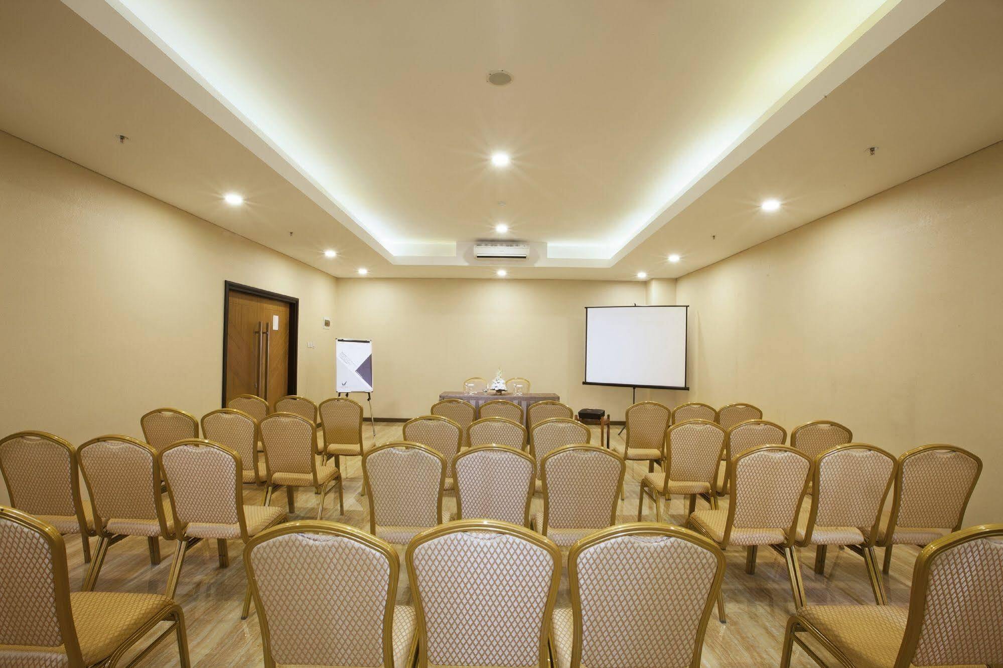 Verse Hotel Cirebon Exteriör bild