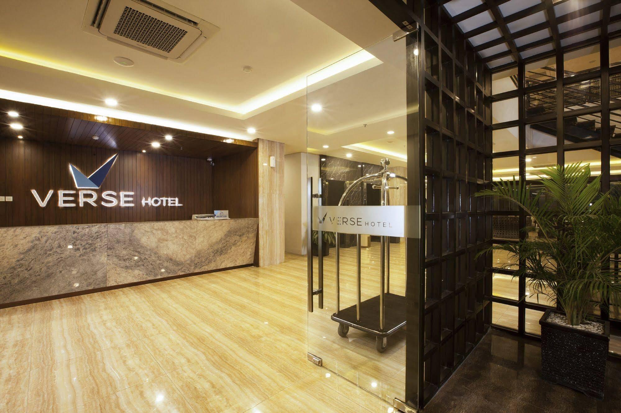 Verse Hotel Cirebon Exteriör bild