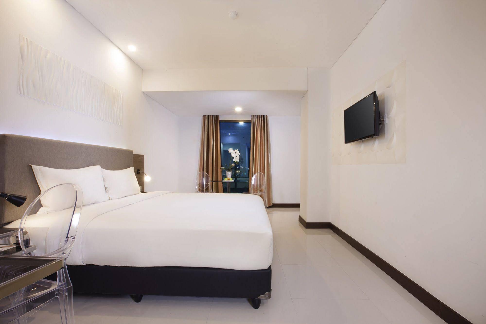 Verse Hotel Cirebon Exteriör bild