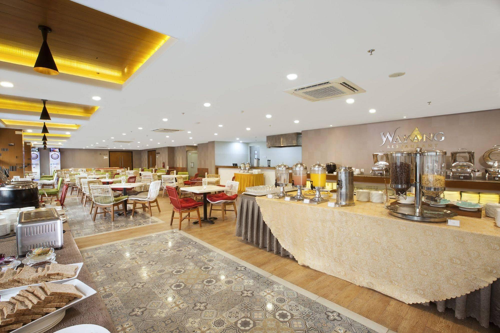 Verse Hotel Cirebon Exteriör bild