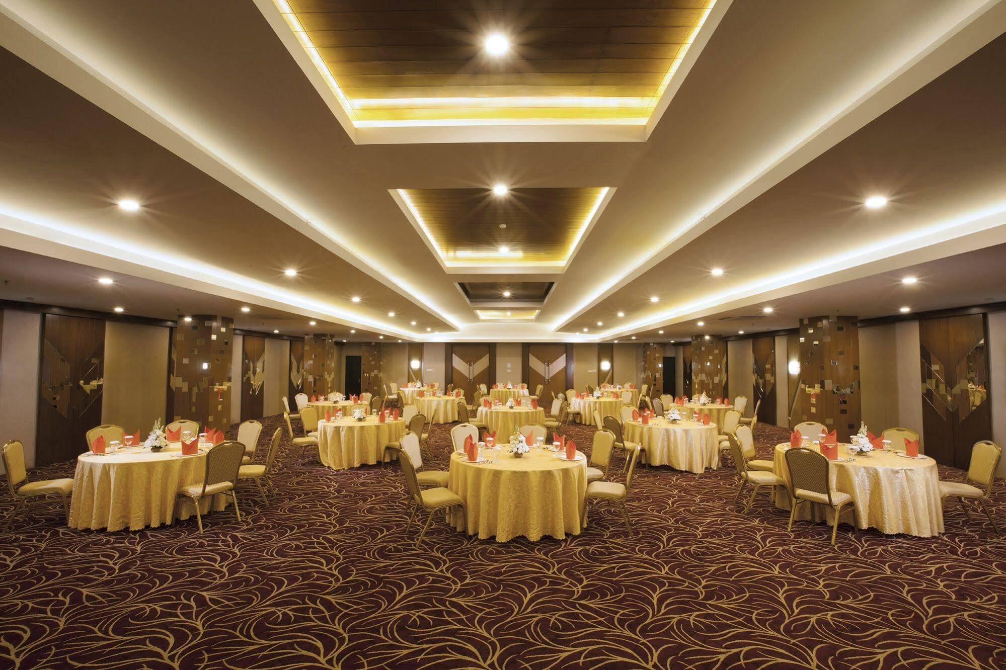 Verse Hotel Cirebon Exteriör bild