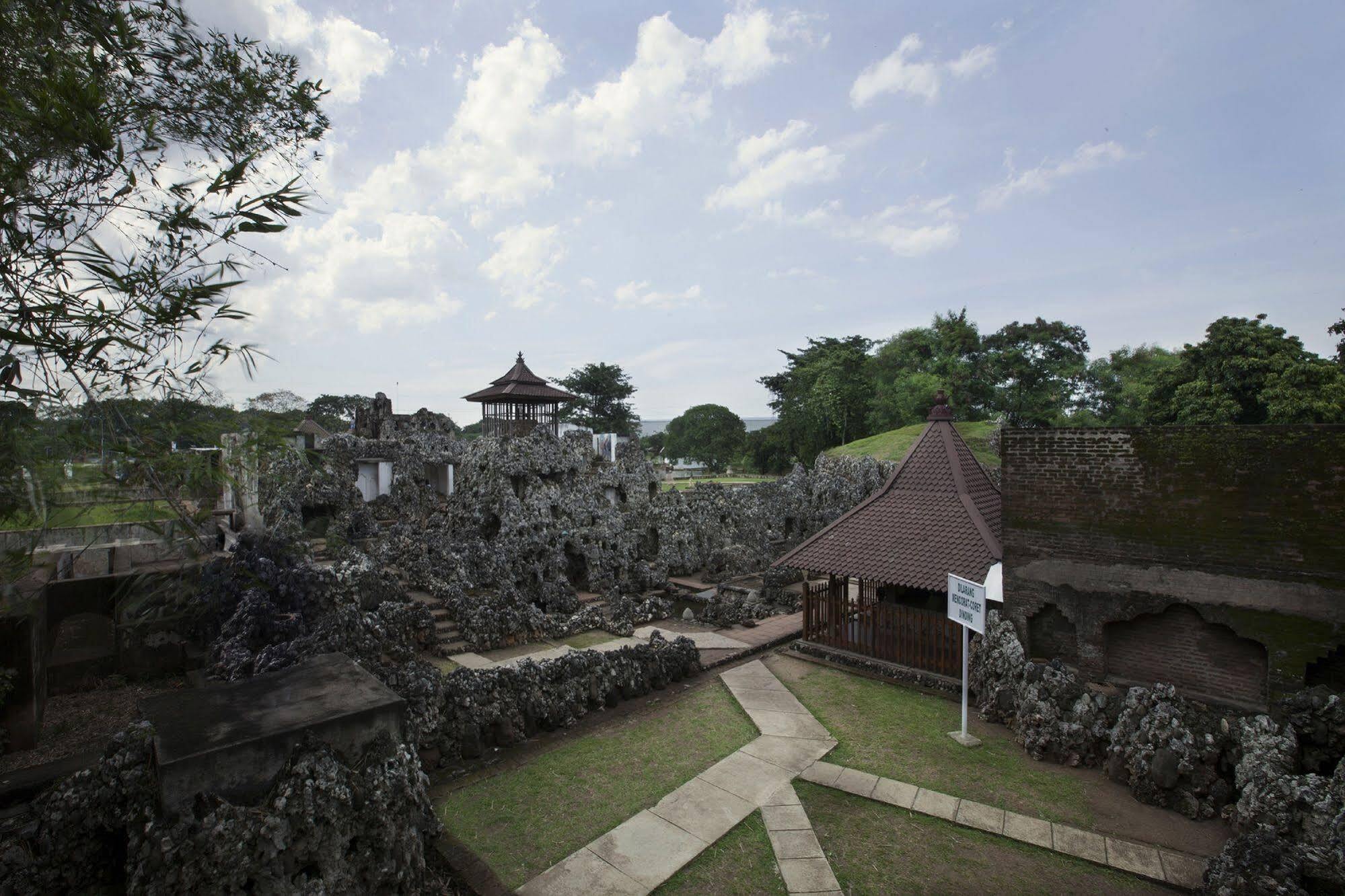 Verse Hotel Cirebon Exteriör bild