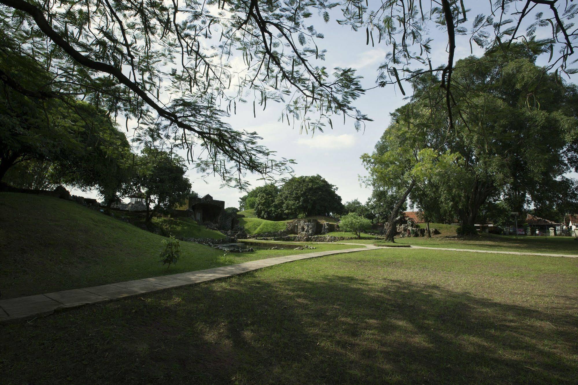 Verse Hotel Cirebon Exteriör bild